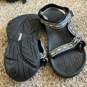 Black/grey/white Women’s Teva sandals size 9